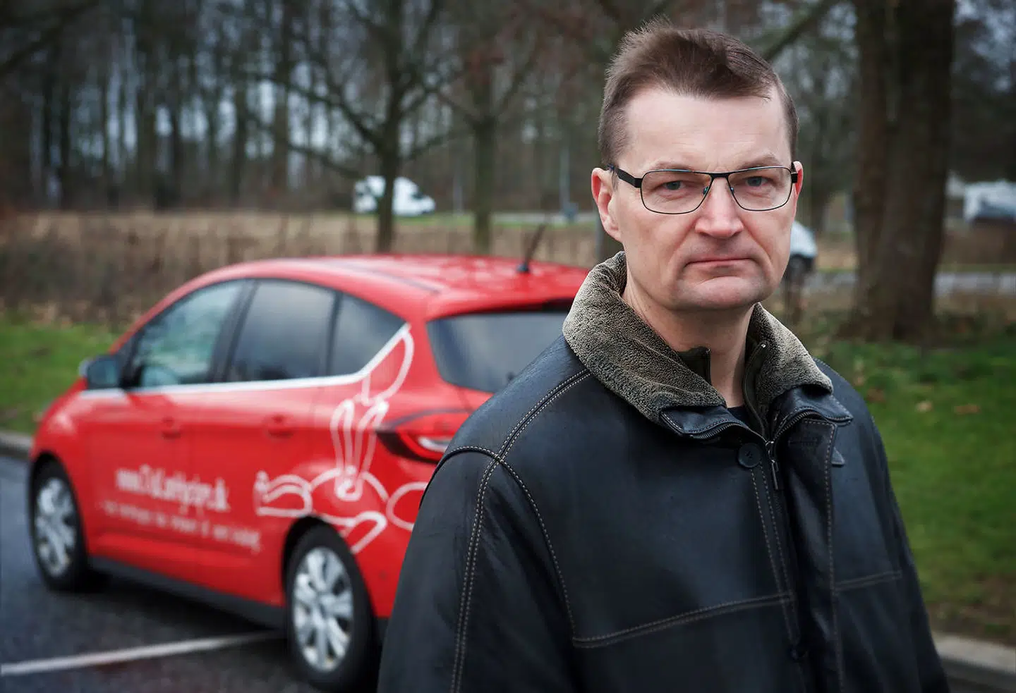 Dennis Kræmmer Hansen var ambulanceredder i Falck i 15 år, inden han skiftede job til konkurrenten Bios trods pres fra ledere og en del kolleger, som mente, han »tog en forkert beslutning«.