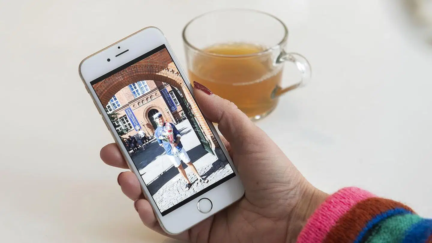 Pia viser et billede af Nikolaj fra sommeren 2017, hvor han bliver stundet fra hf. Ifølge moren sidder der et godt og kreativt hoved på sønnen, som desværre bliver fastholdt af hashmisbruget.