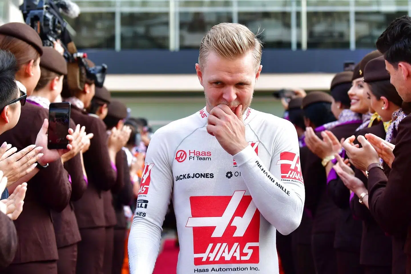 Kevin Magnussen kan i år godt grine på vejen ned i banken. (Photo by Andrej ISAKOVIC / AFP)