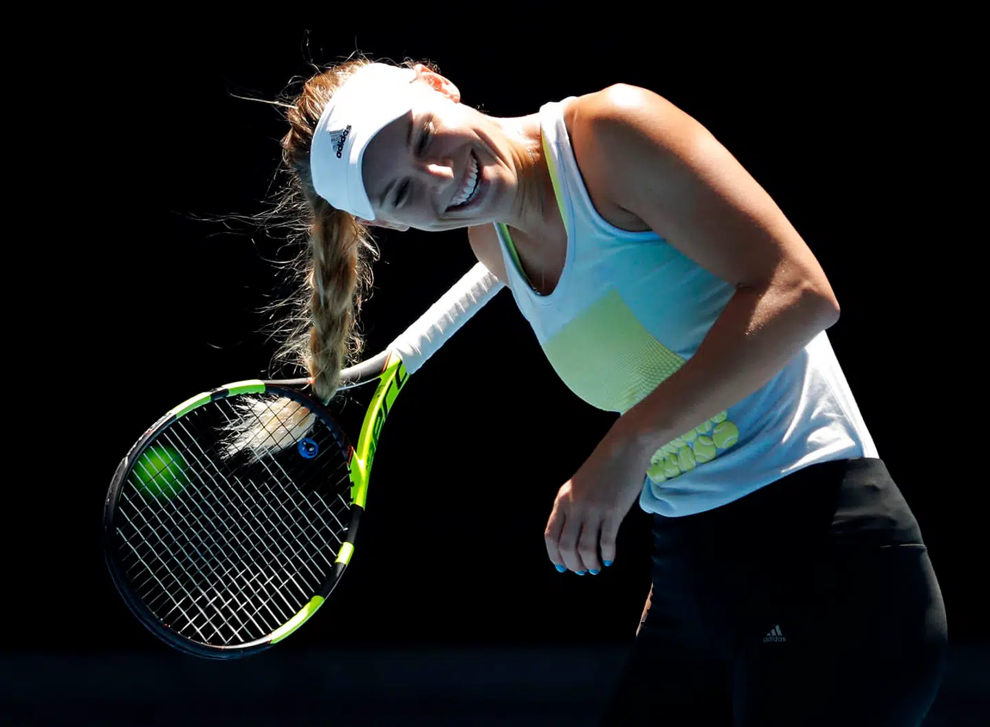 Caroline Wozniacki i et helt skørt øjeblik med sin ketscher.