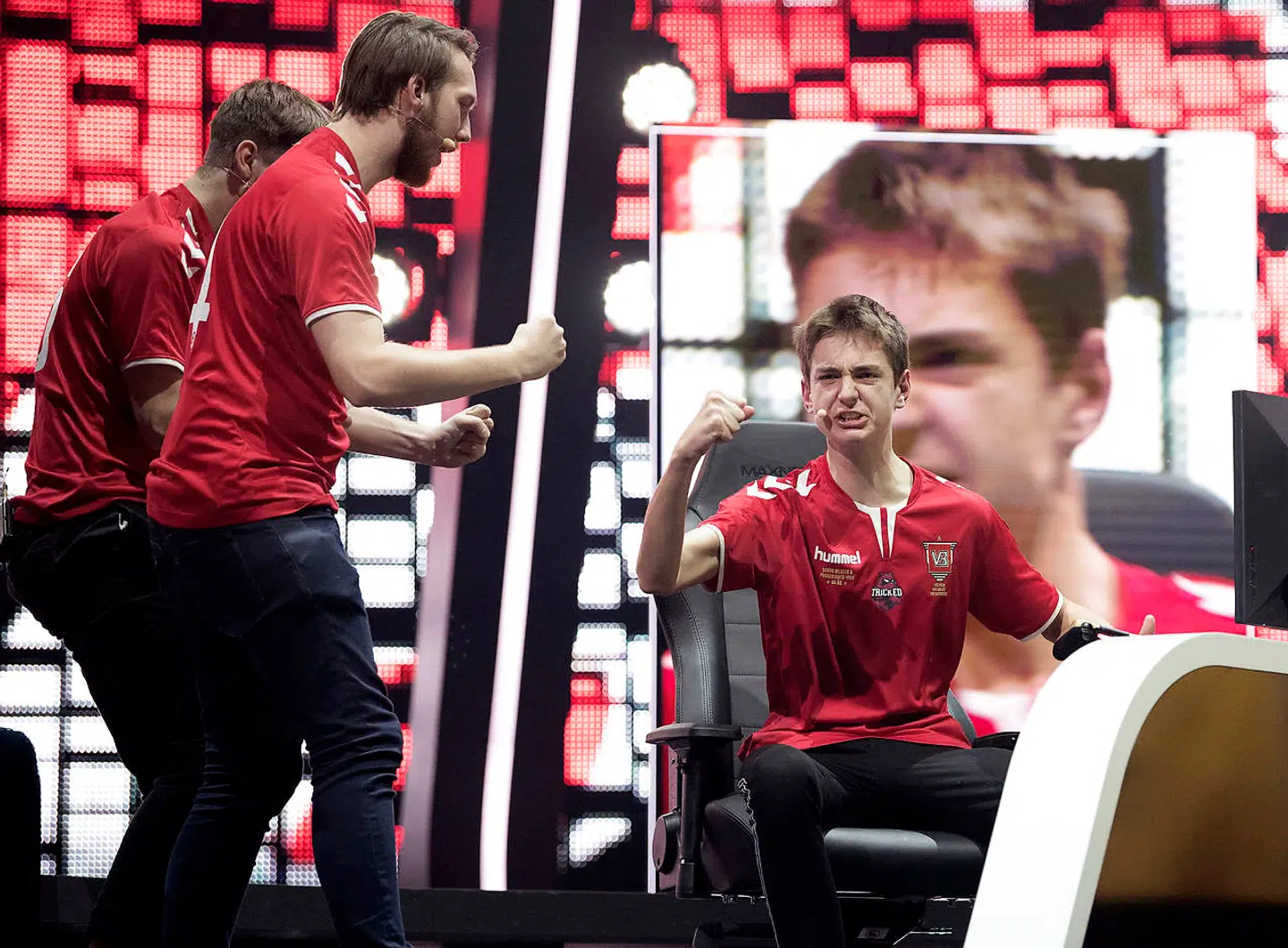 Mikkel 'LordHjorth' Bach fejrer en sejr i eSuperligaens finale i Forum over Brøndby. Vejle tabte dog sammenlagt finalen.