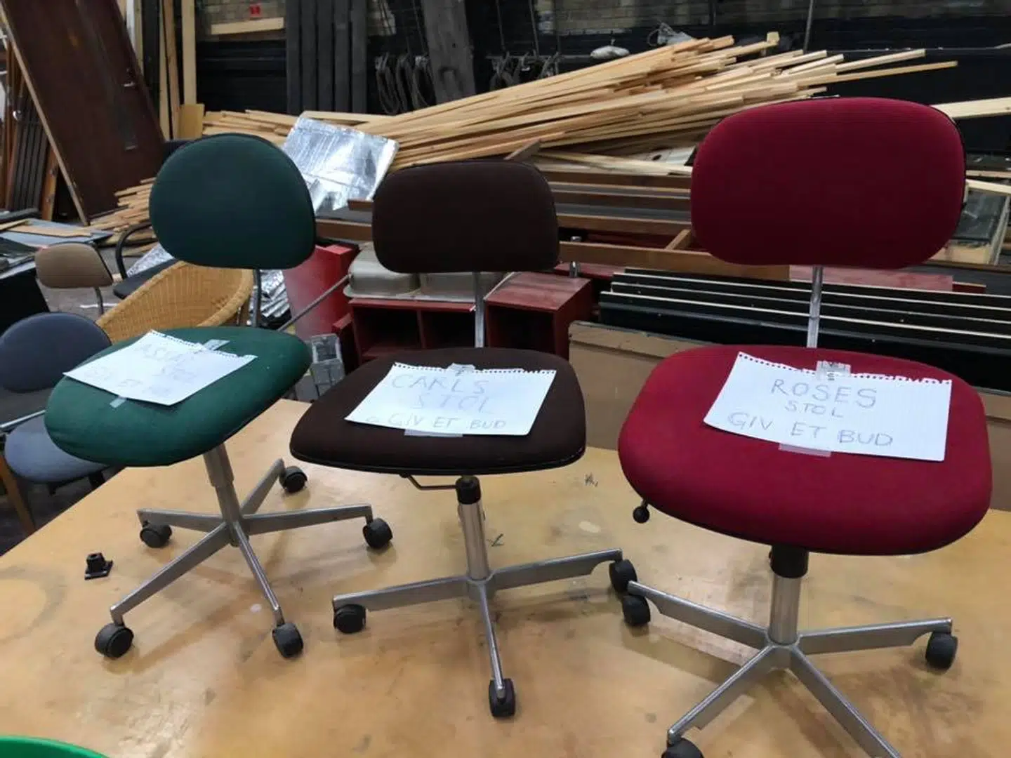 De tre kontorstole er på auktion indtil juleaften.