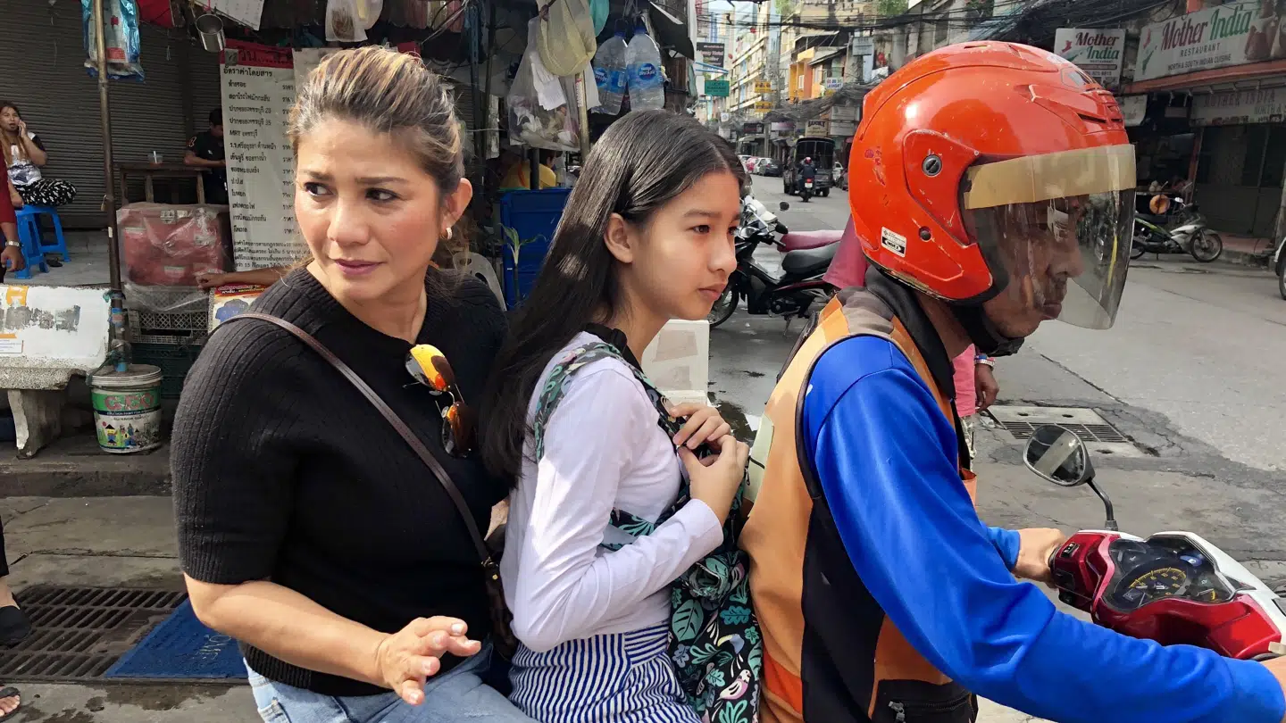 I 2½ måned har Mint været i Bangkok med sin mor. De håber stadig på at kunne vende hjem til stedfar Frank og lillebror Malick i Køge.