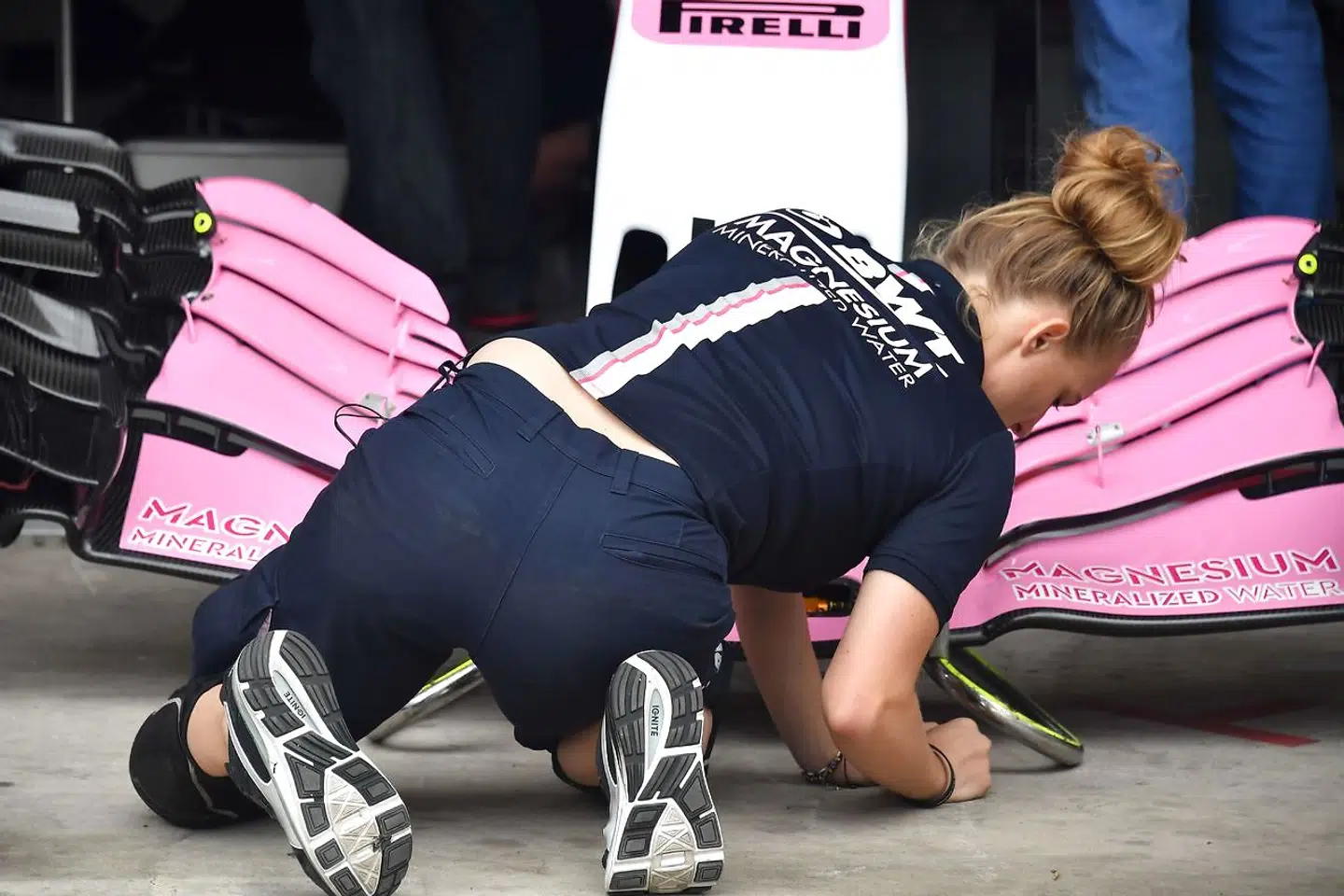 Den danske mekaniker Emilie Rath (billedet) kommer flyvende fra start, forventer holdets teamchef. (Photo by NELSON ALMEIDA / AFP)
