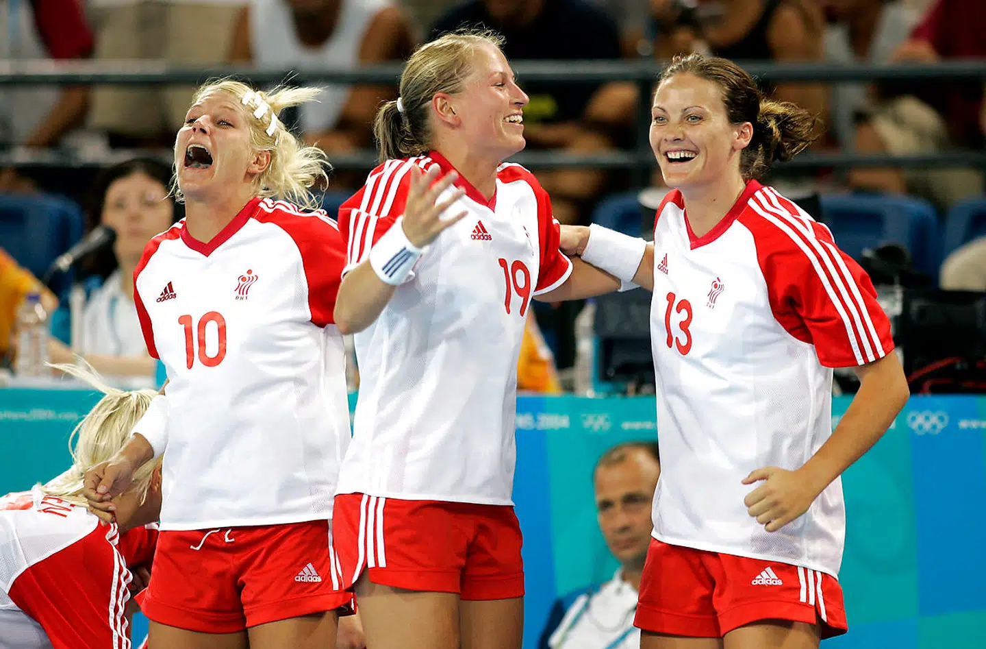 Rikke Hørlykke, Line Daugaard og Lotte Kiærskou fejrer, at OL-finalen er i hus efter en knusende sejr på 29-20 over Ukraine.