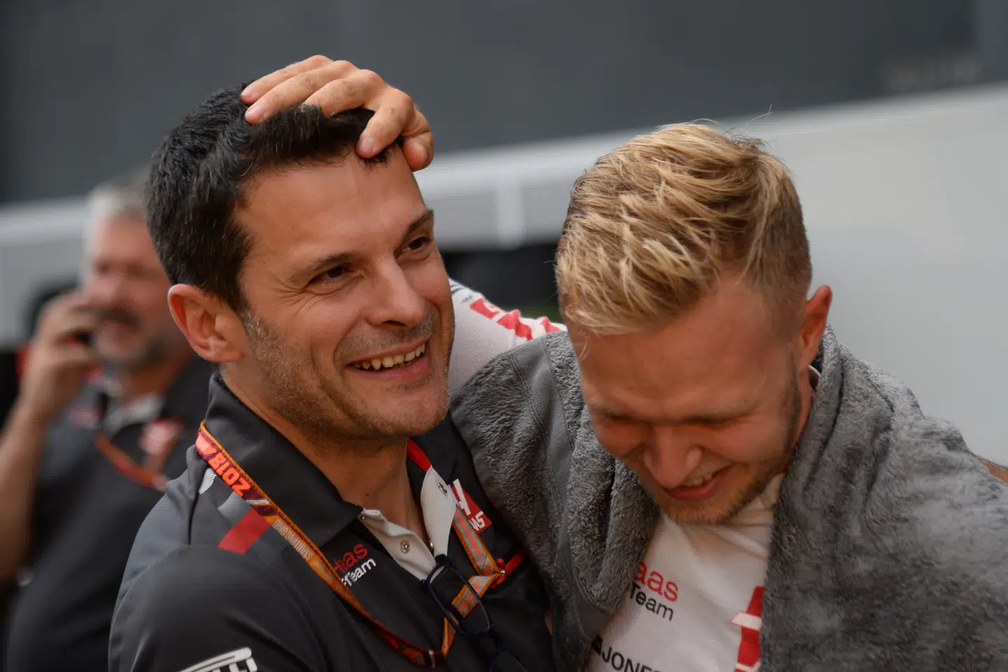 Denne gang kigger K-Magazine på dem, der render rundt i garagerne i Formel 1 og får det hele til at spille. For hvor vigtig er den personlige ingeniør egentlig for en kører? Og hvilke mennesker har betydning for en kørers præstationer?