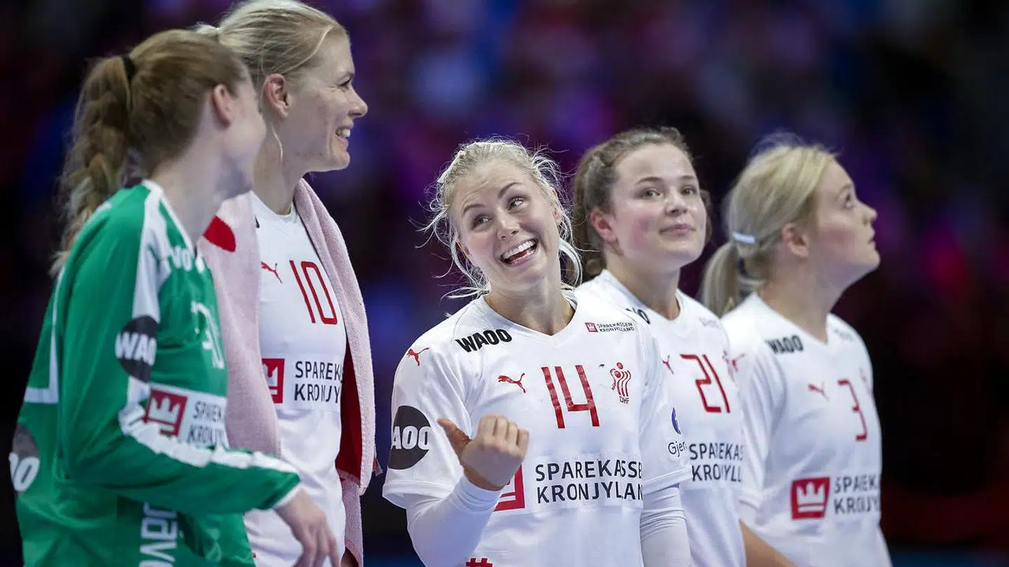 Mathilde Hylleberg (nr. 2 fra højre) kom i aktion mod Polen.