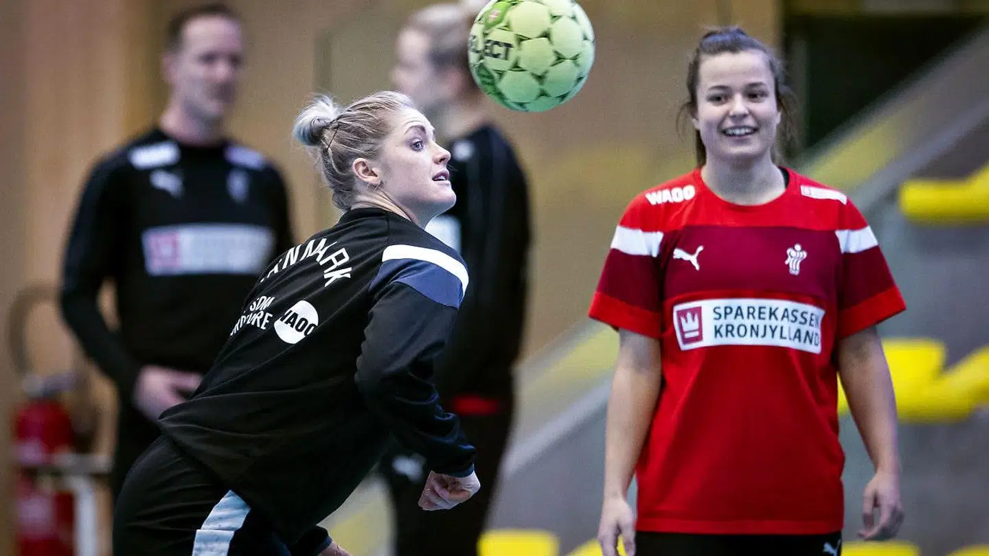 Sarah Iversen og Mathilde Hylleberg under træningen i Nantes, søndag den 9 december 2018.