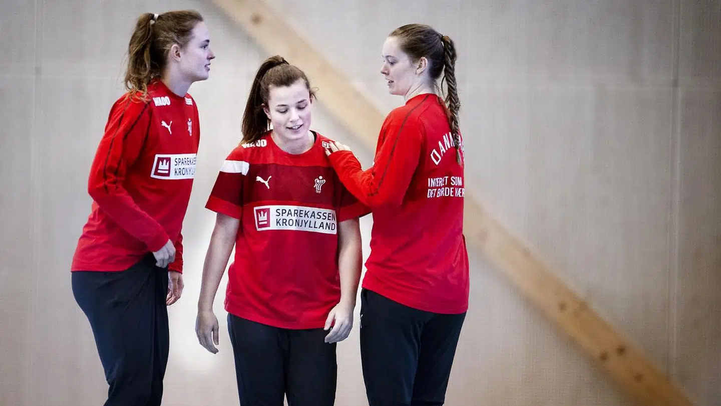 Mathilde Hylleberg forlader træningen og får klap på skulderen af Anne Mette Hansen og Kristina Jørgensen under træningen i Nantes, søndag den 9 december 2018.. (Foto: Liselotte Sabroe/Ritzau Scanpix)
