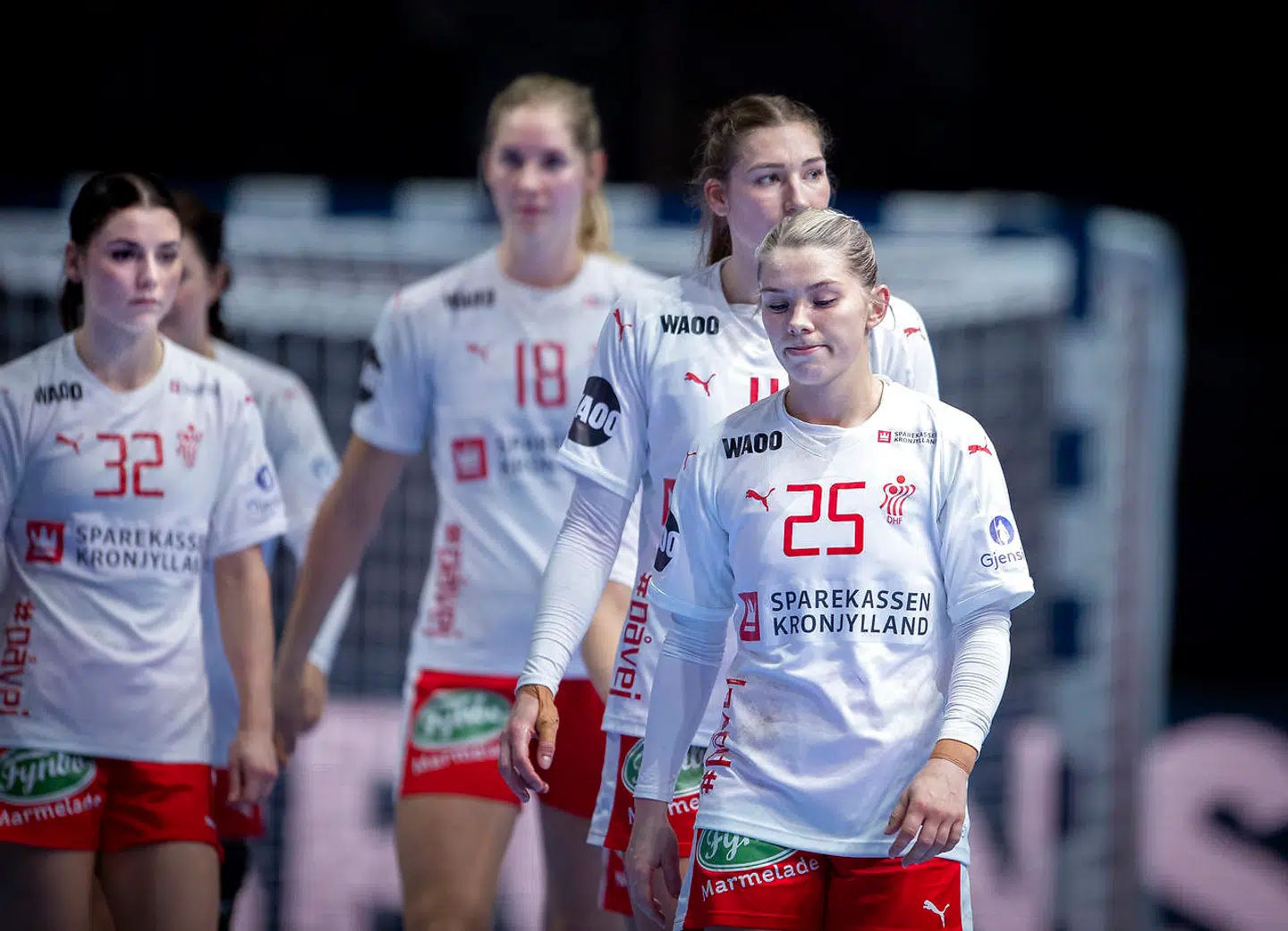 Skuffede spillere efter nederlaget til Frankrig.