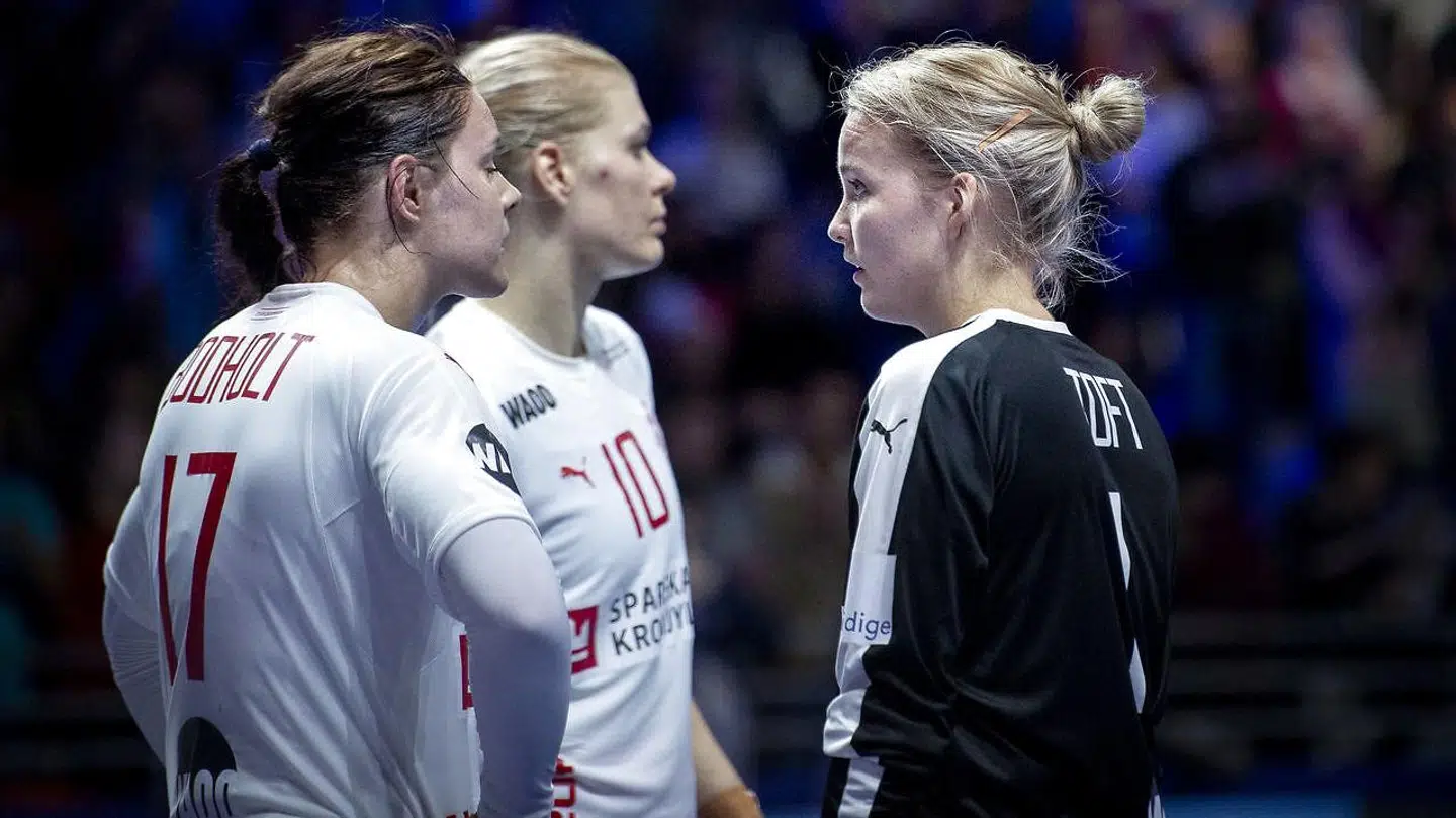 Sandra Toft (th.) griner af de grimme beskeder, hun får på de sociale medier.