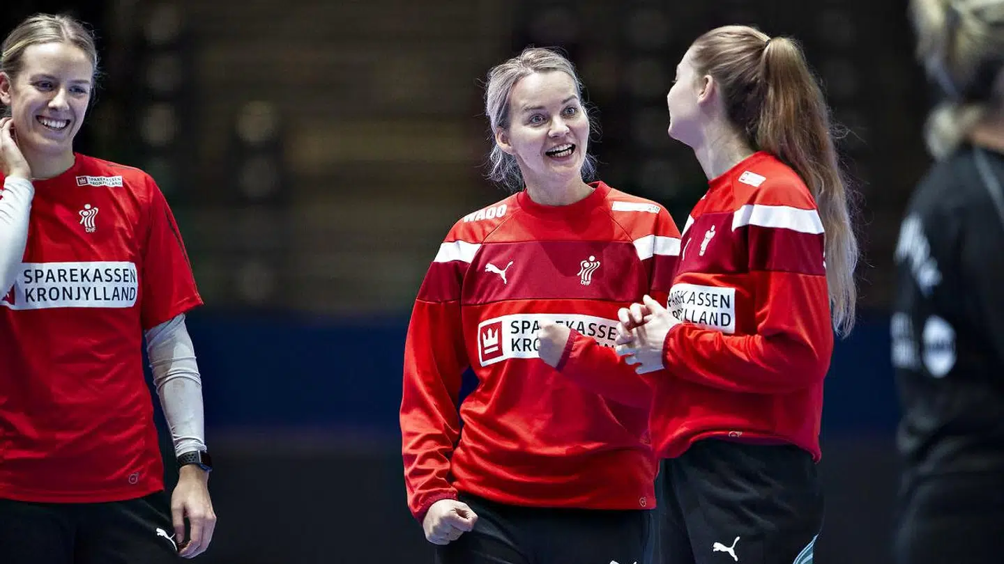 Anne Cecilie la Cour (tv.) og resten af landsholdet til træning.
