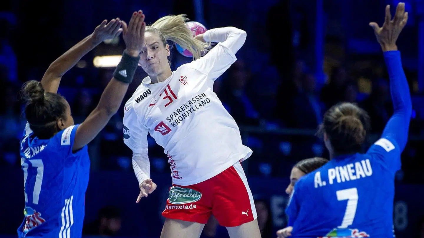 Anne Cecilie la Cour er lige nu med resten af holdet til EM i Frankrig, hvor det torsdag blev til et nederlag til værtsnationen.