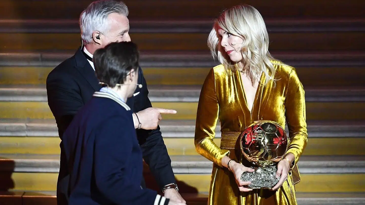 Da Lyon-spilleren Ada Hegerberg fik overrakt Ballon d'Or blev hun af Martin Solveig (midten) spurgt, om hun kunne twerke.
