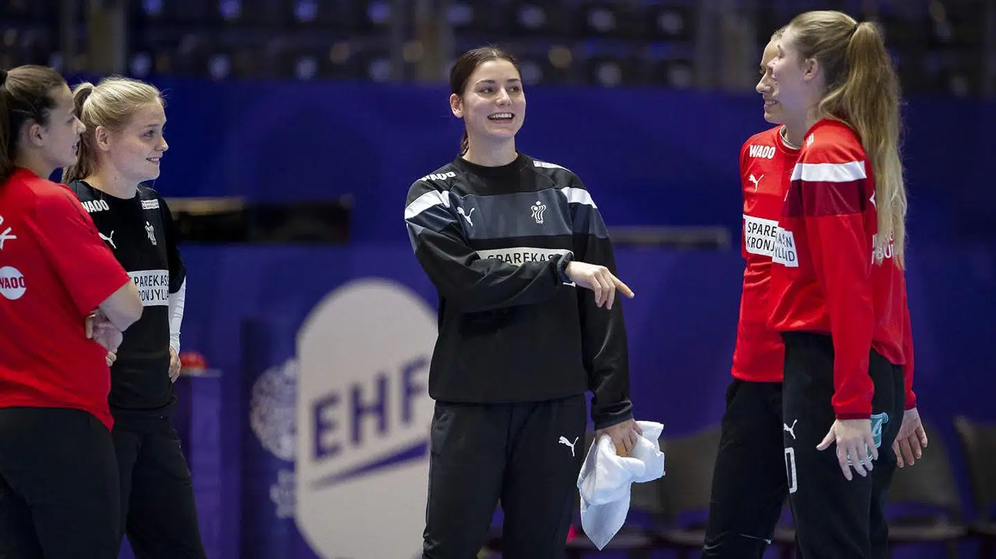 Mie Højlund (i midten) har ikke oplevet fordomme men mener, det er vigtigt at ignorere dumme kommentarer.