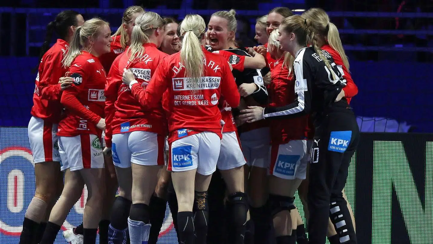 Det danske landshold fejrer Sandra Tofts redning i sidste sekund.