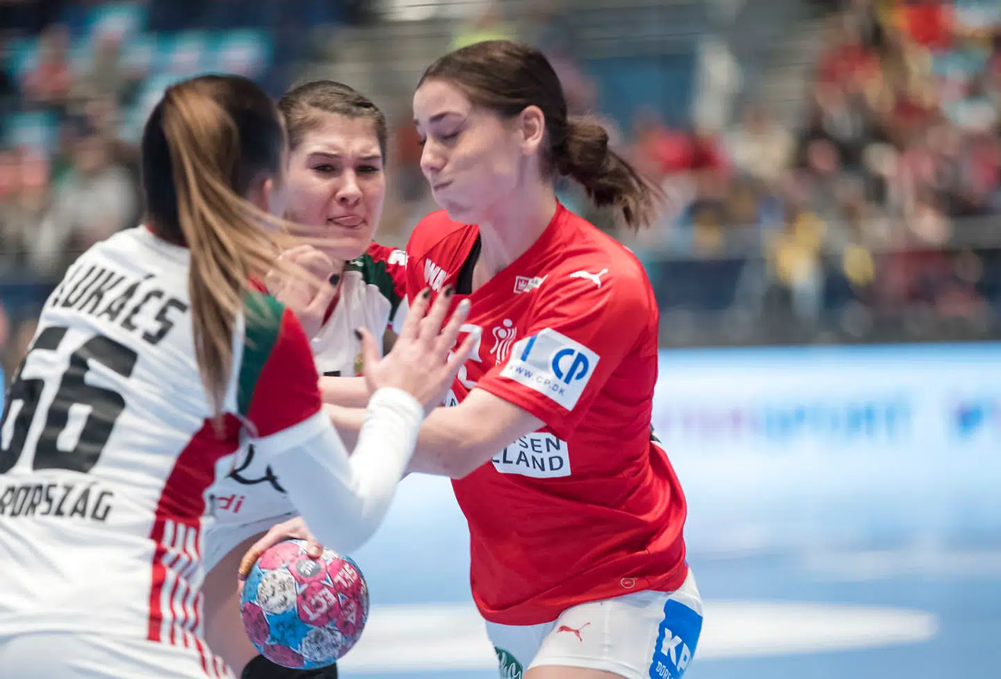 Mie Højlund slås med det ungarske forsvar i Danmarks sidste testkamp før EM.