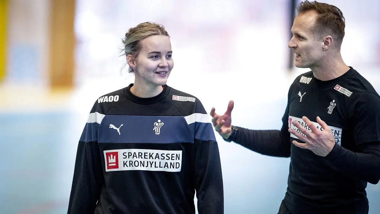 Sandra Toft (tv.) og landstræner Klavs Bruun Jørgensen (th.) under en træning i Nantes.