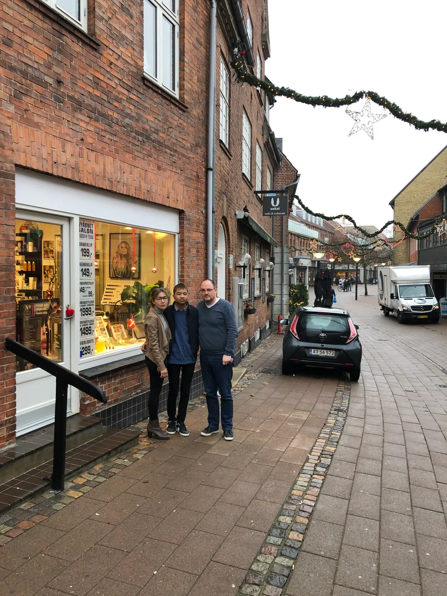 Hovedgaden i Hillerød, hvor Auys salon ligger, er pyntet op til jul, men selvom familien prøver at holde modet oppe, er stemningen alt andet end hyggelig lige nu.