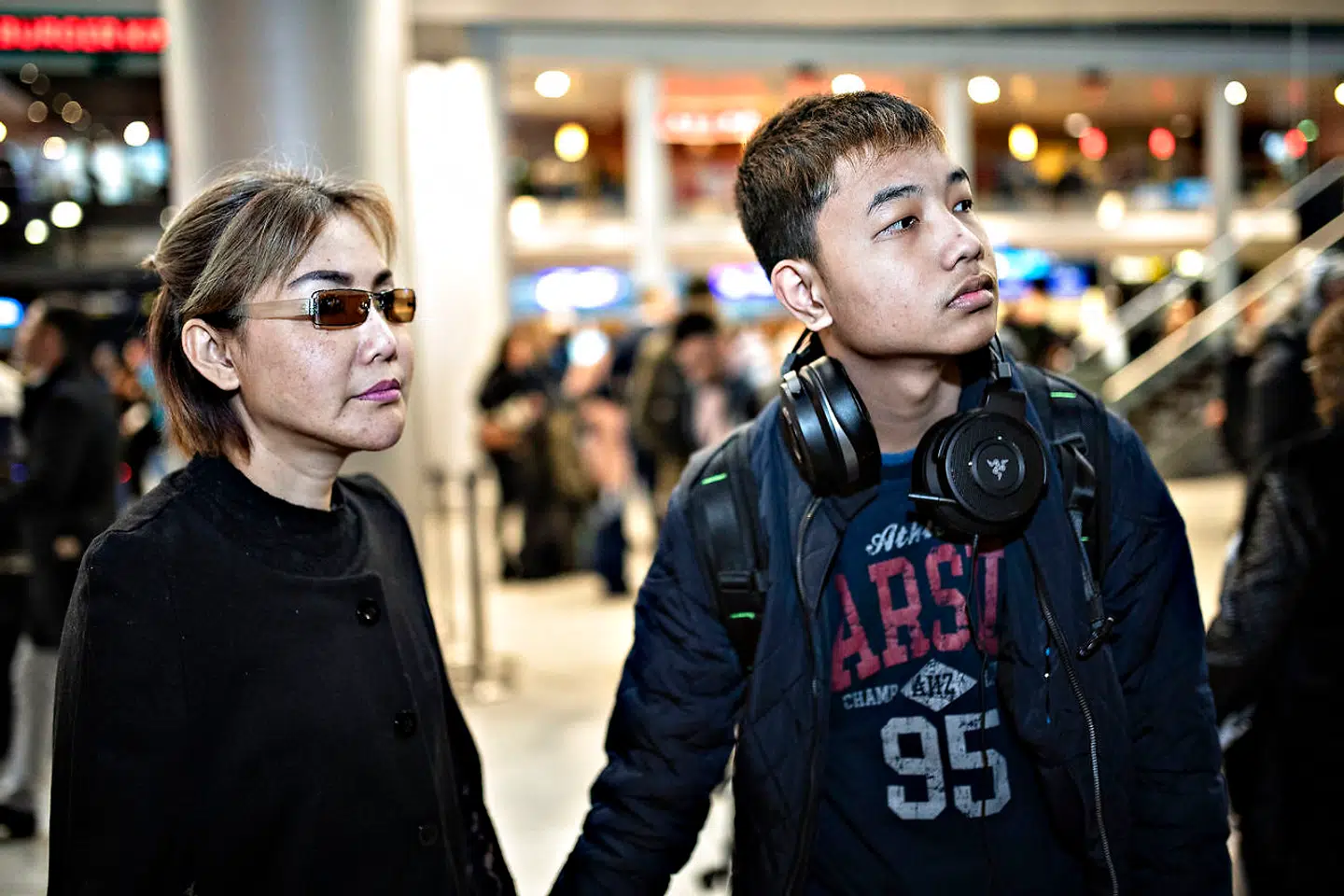 Alex er ked af det, da han ankommer i lufthavnen. Han har ikke lyst til at bo alene i Thailand.