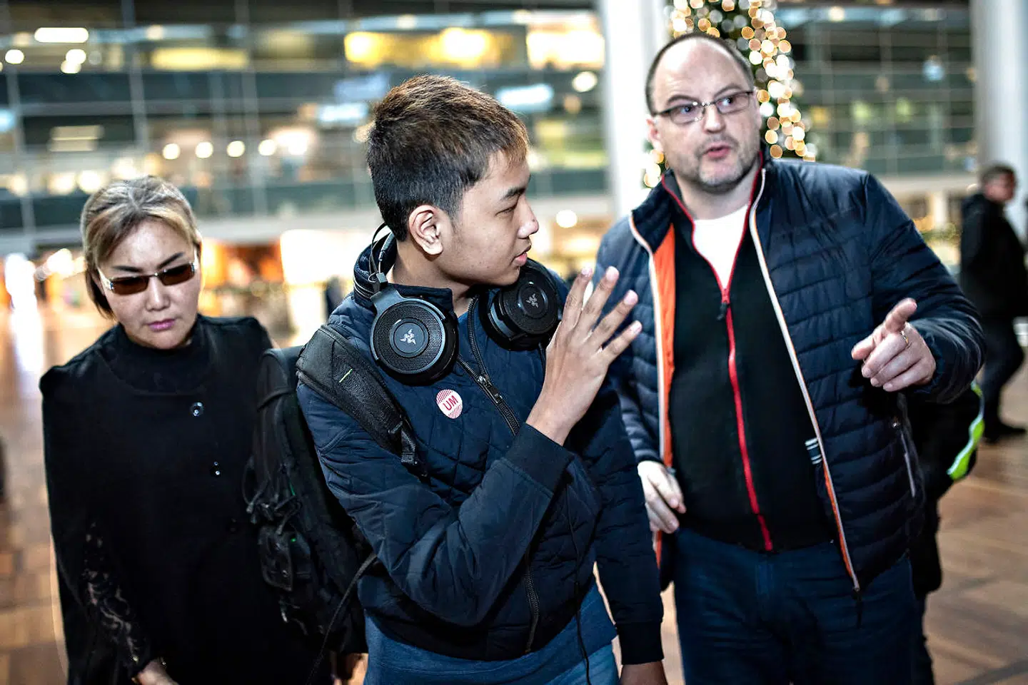 Alex vinker forsigtigt farvel, inden han flyver alene til Bangkok.