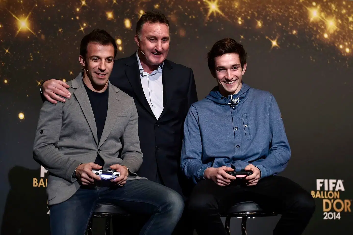 Alessandro Del Piero og Alan Mcinally får en FIFA-lektion af 'Agge'.