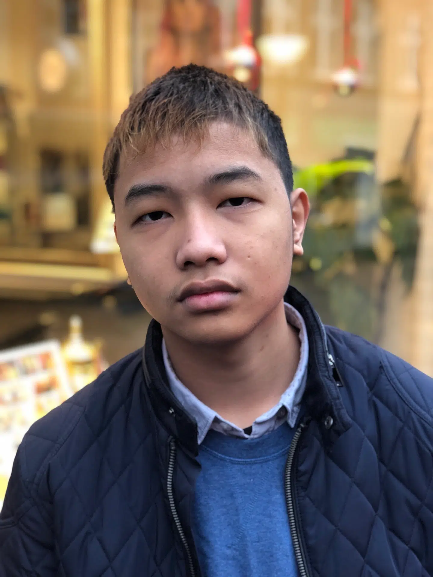 Alex er en følsom fyr og bange for at bryde sammen foran sine nye klassekamerater. Han har derfor undgået skolen siden sidste fredag, hvor han fik afslag på ophold.
