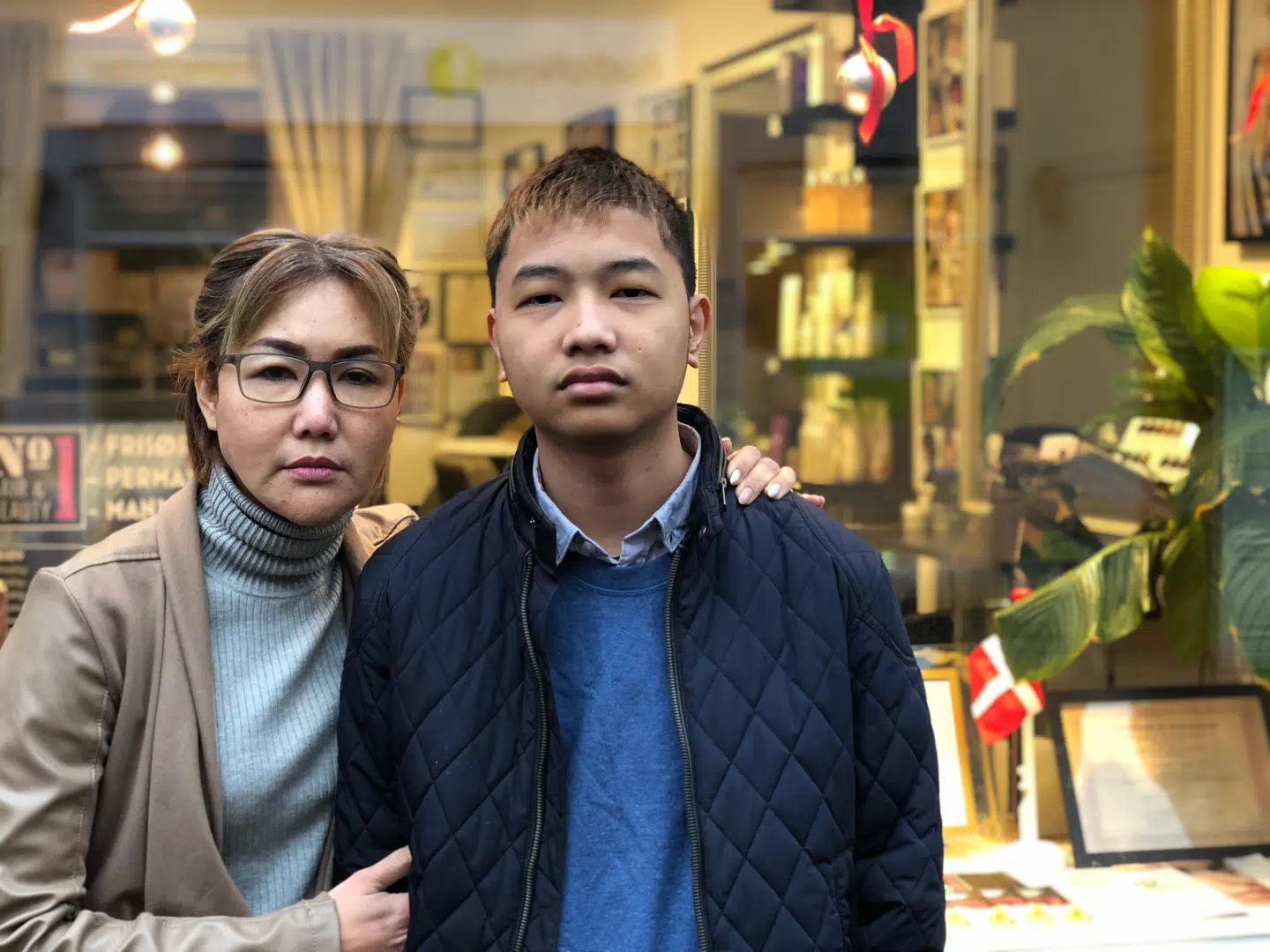 I morgen skal Aoy sætte sin 15-årige søn alene til Bangkok, hvor hun har fundet et værelse til ham, indtil de finder ud, hvad der skal ske.