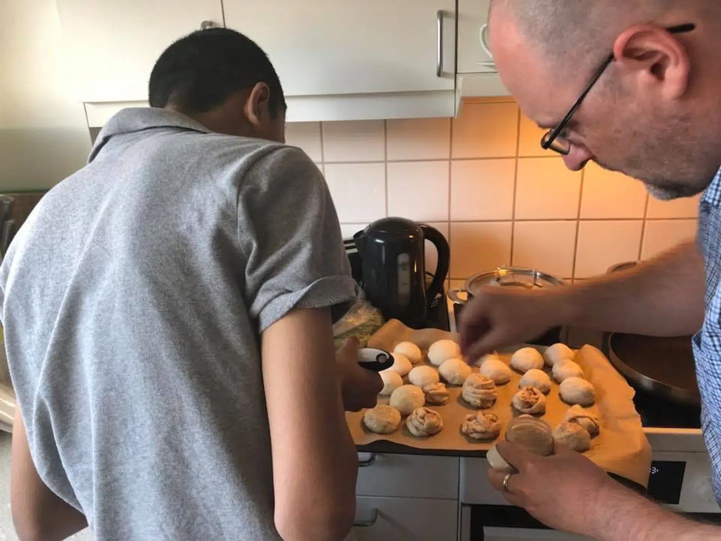 Thomas og Alex i køkkenet.