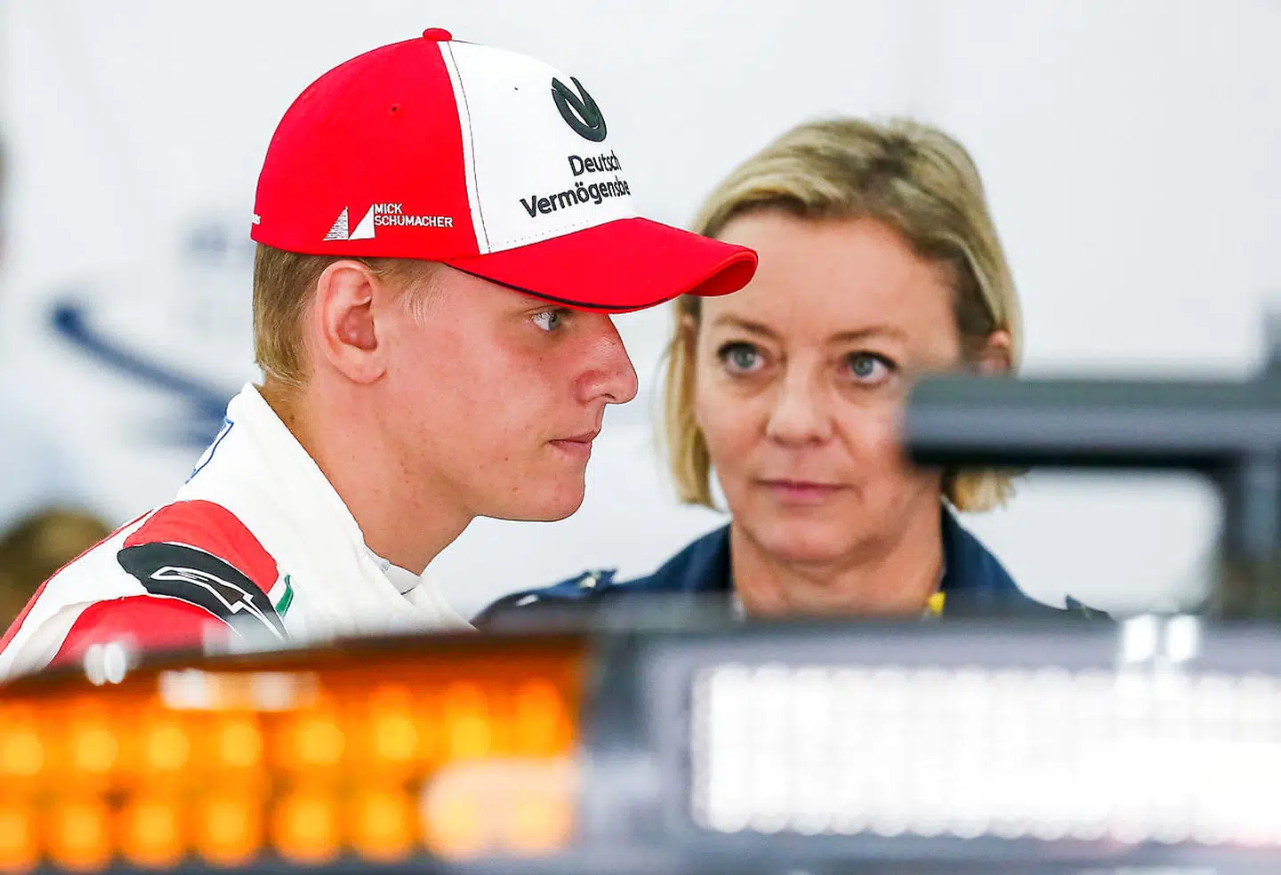 Mick Schumacher bliver fulgt tæt Michael Schumachers manager Sabine Kehm. (Stephanie Lecocq/Pool)
