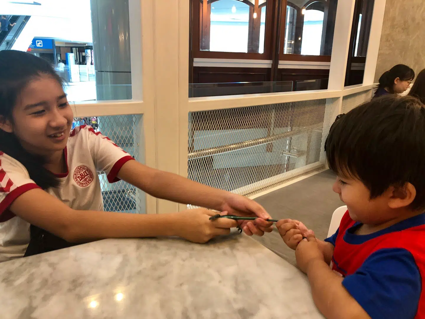 Tirsdag er det slut med at skændes om legetøjsfrøen. Der skal Mint og Malick nemlig sige farvel til hinanden. Igen.