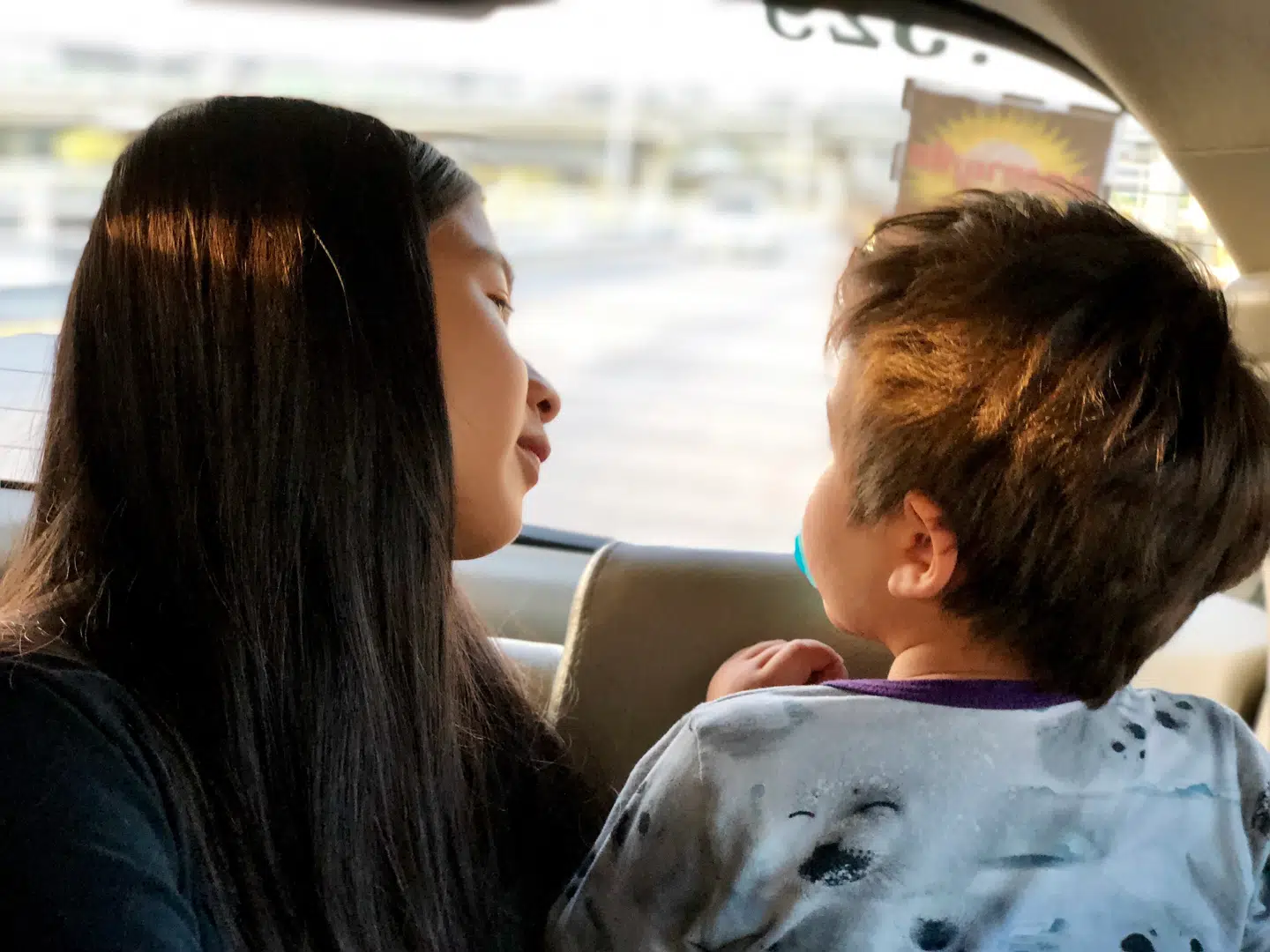 Mint og Malick på bagsædet på vej fra lufthavnen for to uger siden. Nu går rejsen retur.