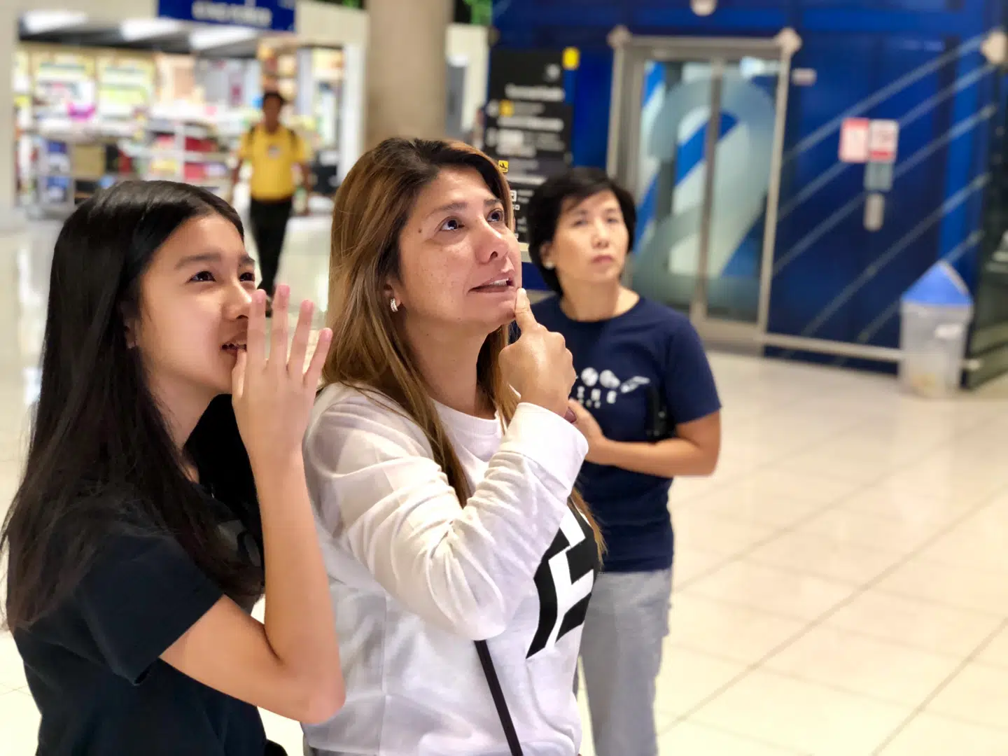 I lufthavnen tjekker mor og Mint ankomsttavlen. De er landet.