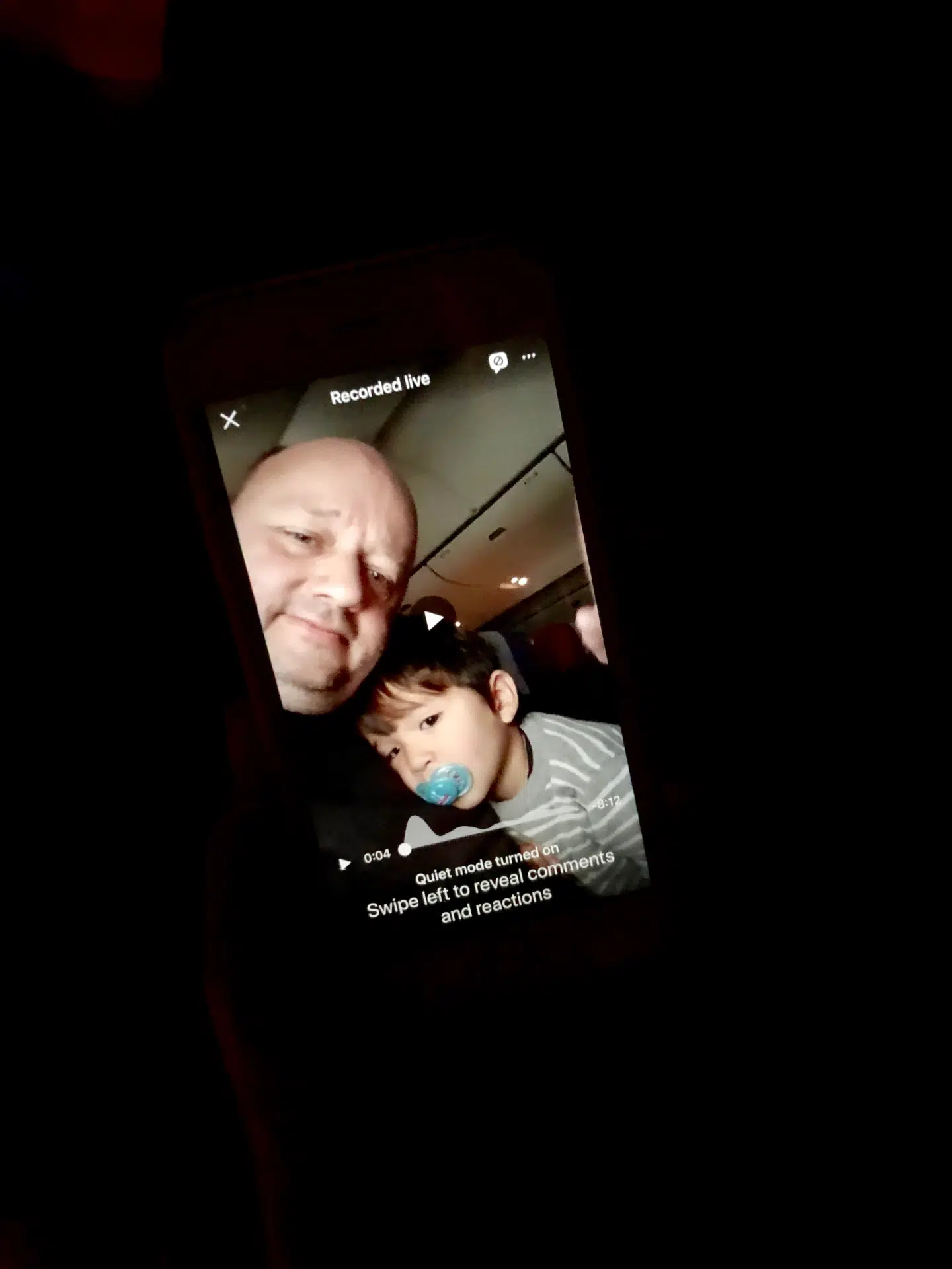 Frank sender livevideo på Facebook fra deres afgang fra København, som mor og Mint nyder godt af i taxaen på vej i lufthavnen.