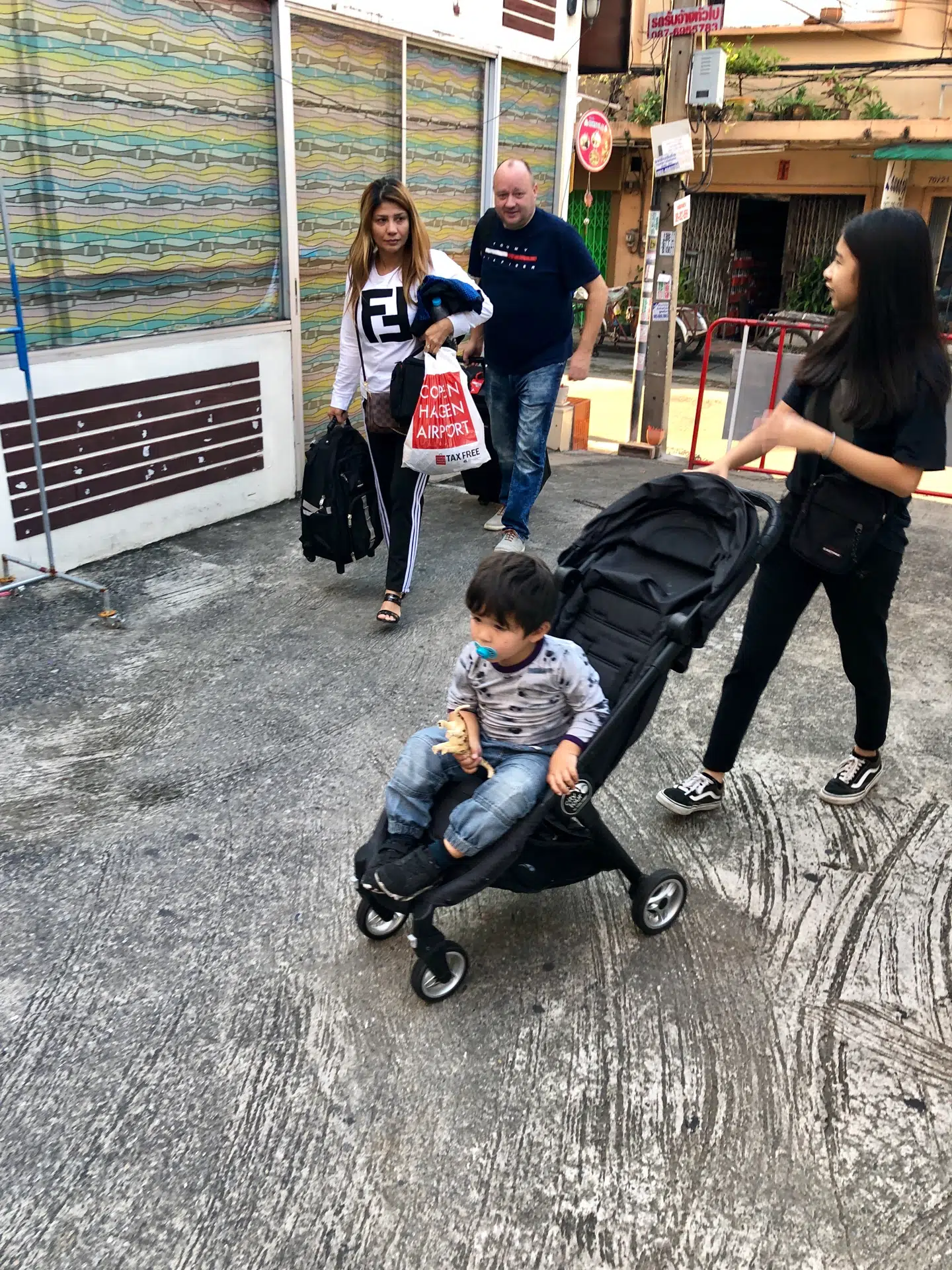 Efter taxaturen har Malick fået mod på at sætte sig op i klapvognen, som Mint - ligseom hjemme i Køge - skubber.