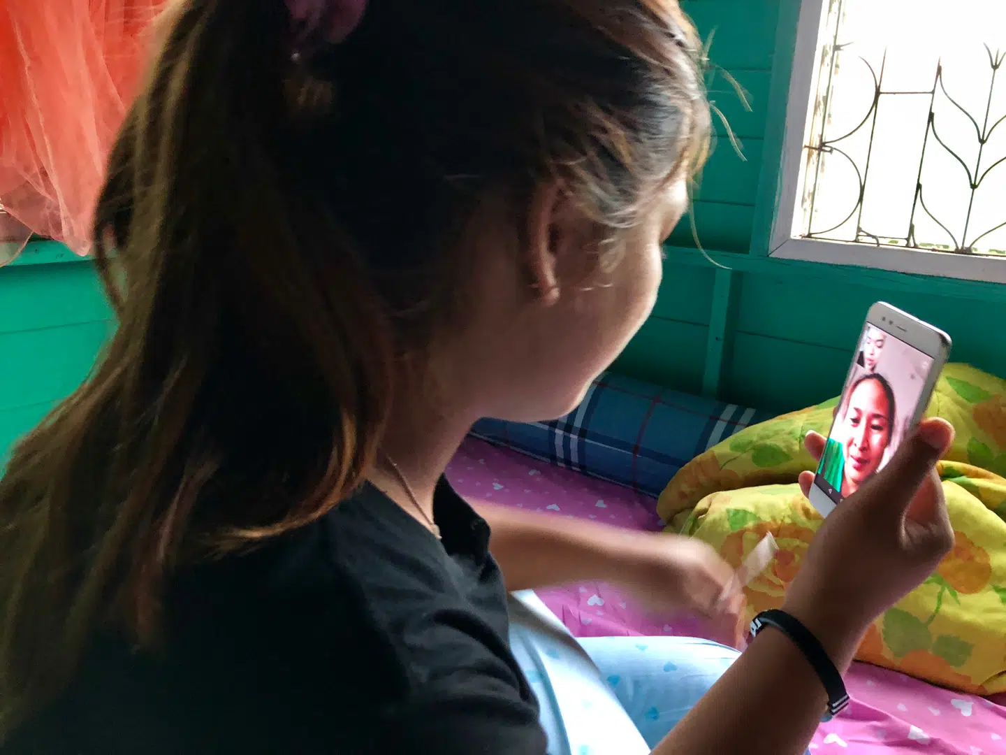 Torsdag fortale Baem sin mor op frygten for de fulde mænd, og forældrene fundet et andet sted til hende.