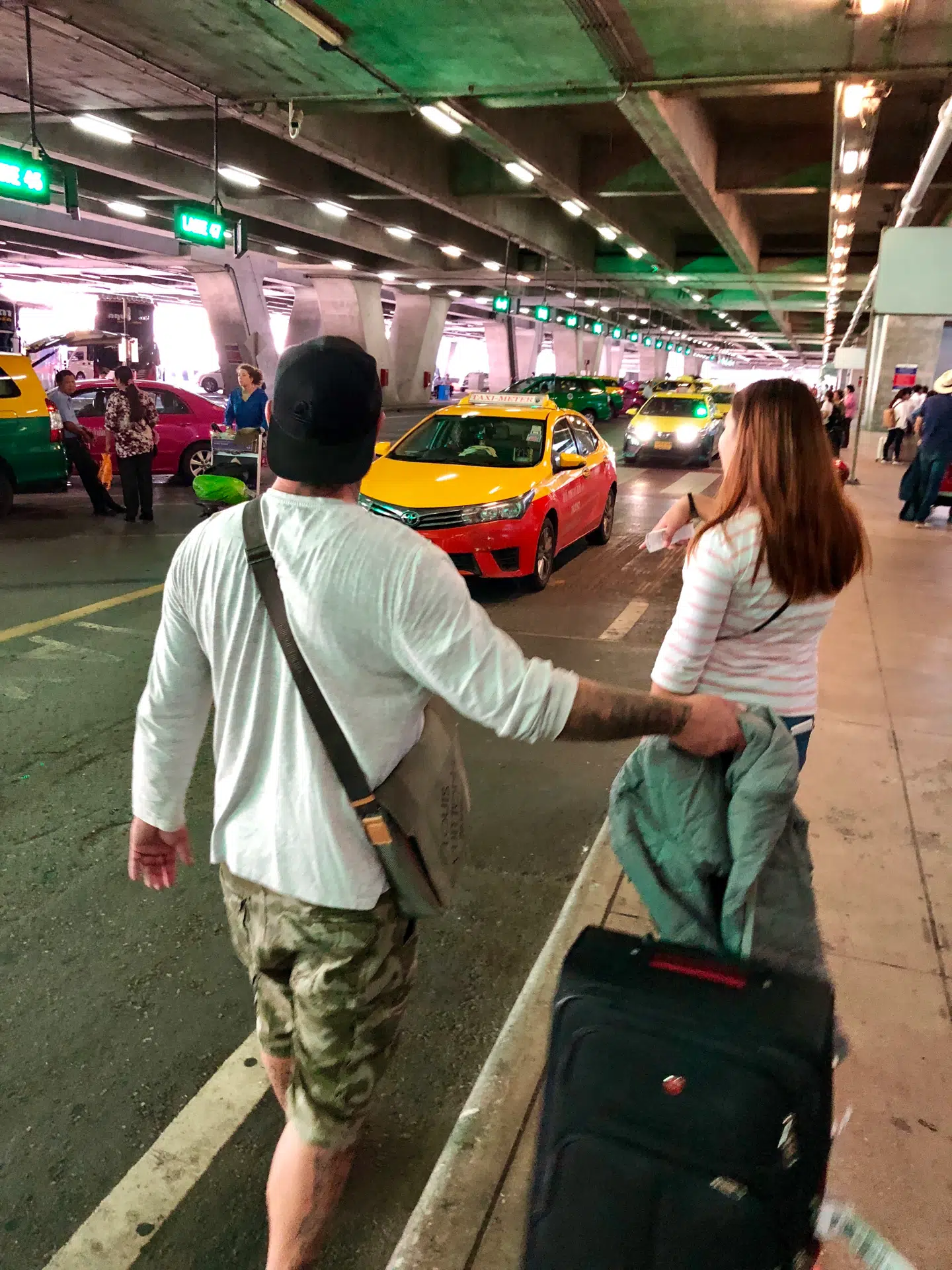 Baem fanger en taxa så de kan komme hjem til hendes nye værelse i Bangkok.