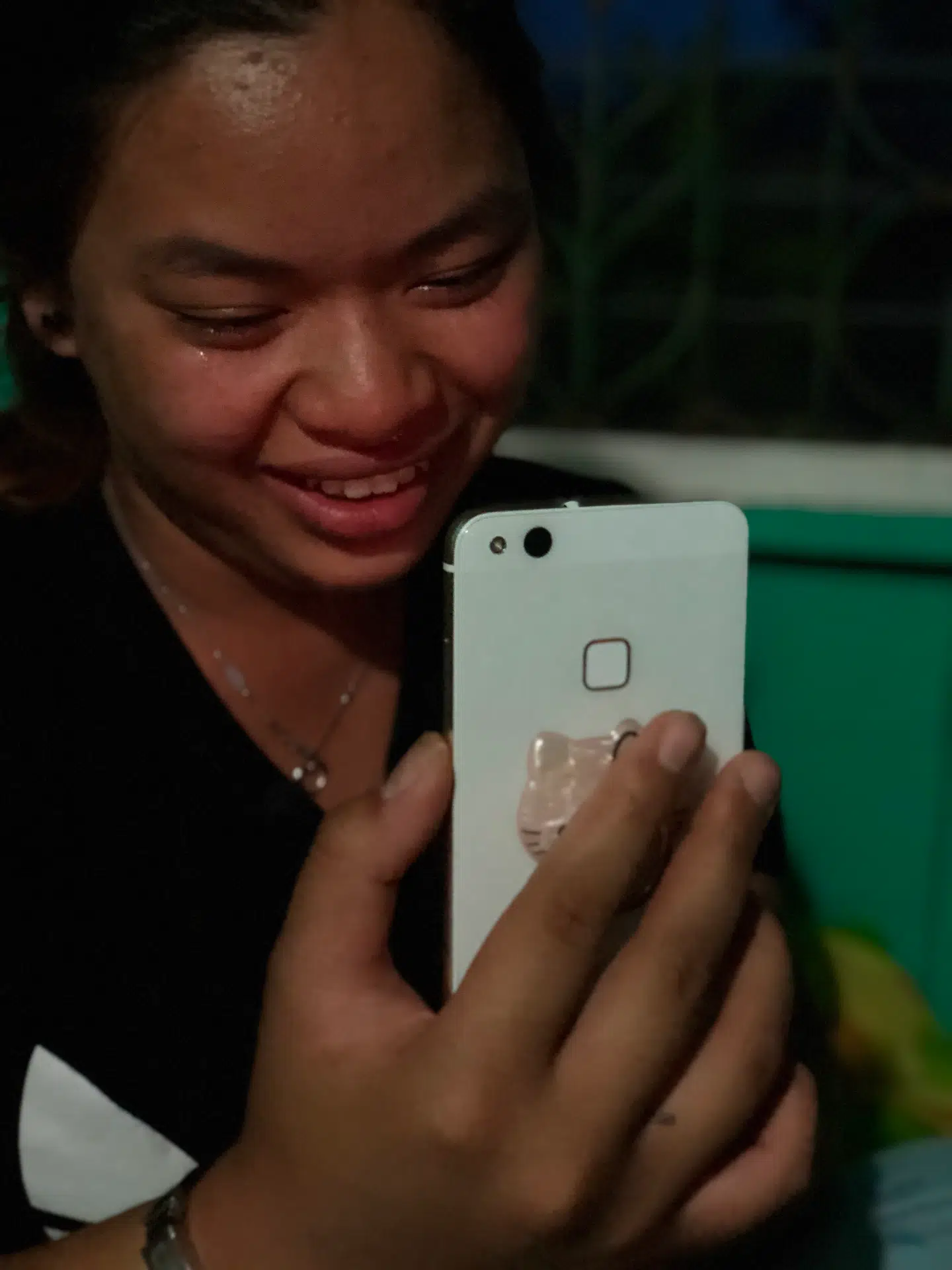 Baem har det svært med at tale med sin far, fordi hun bliver så ked af det, og han bliver så ked af det.