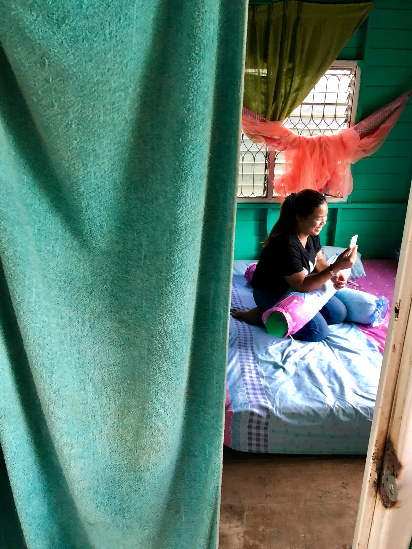 Et håndklæde i døråbningen giver Baem lidt privatliv i den lille hytte, der kun har to rum.