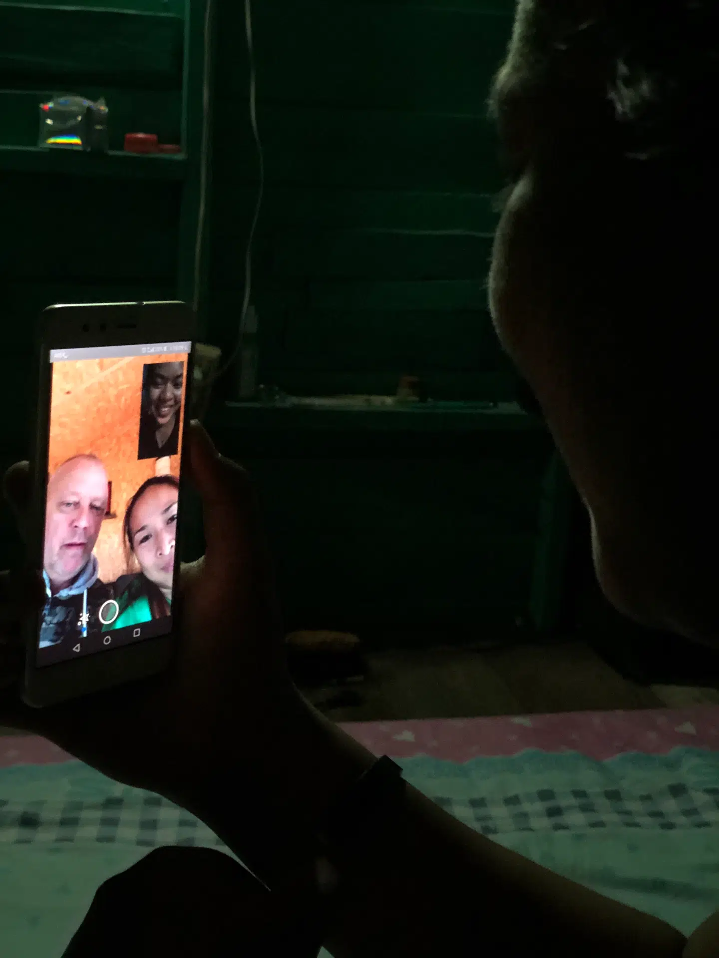 Inden hun skal sove, ringer Baem og siger godnat til sin far og mor.