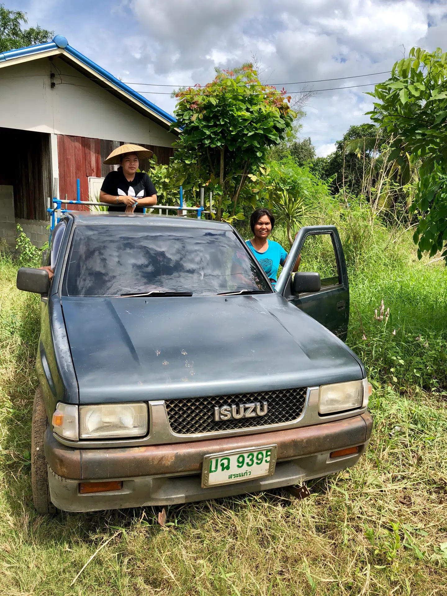 Baem er sammen med sin morfar og stedmormor på vej i rismarken for at arbejde.