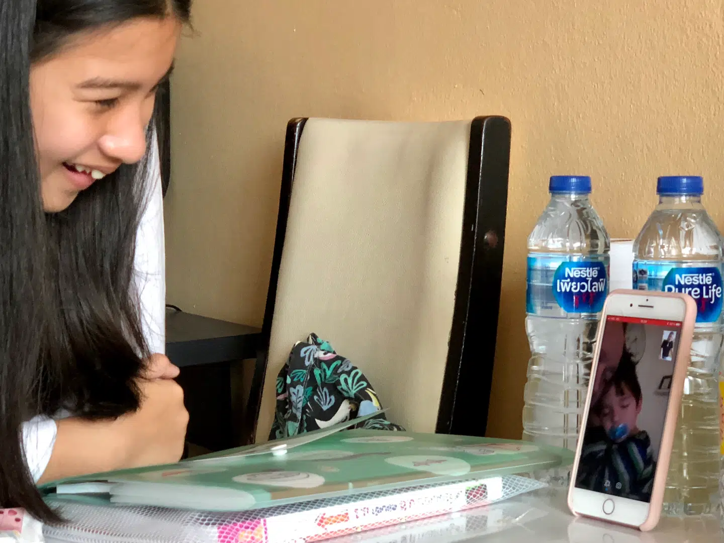 Storesøster Mint er lidt mere frisk en lillebror Malick. Men det er også morgen i Danmark og middag i Thailand.