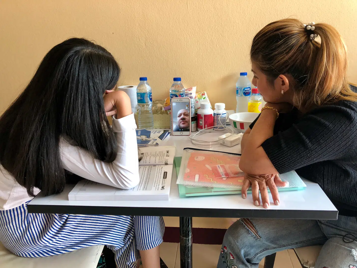 Dagen går med lektier og videoopkald til familien derhjemme.