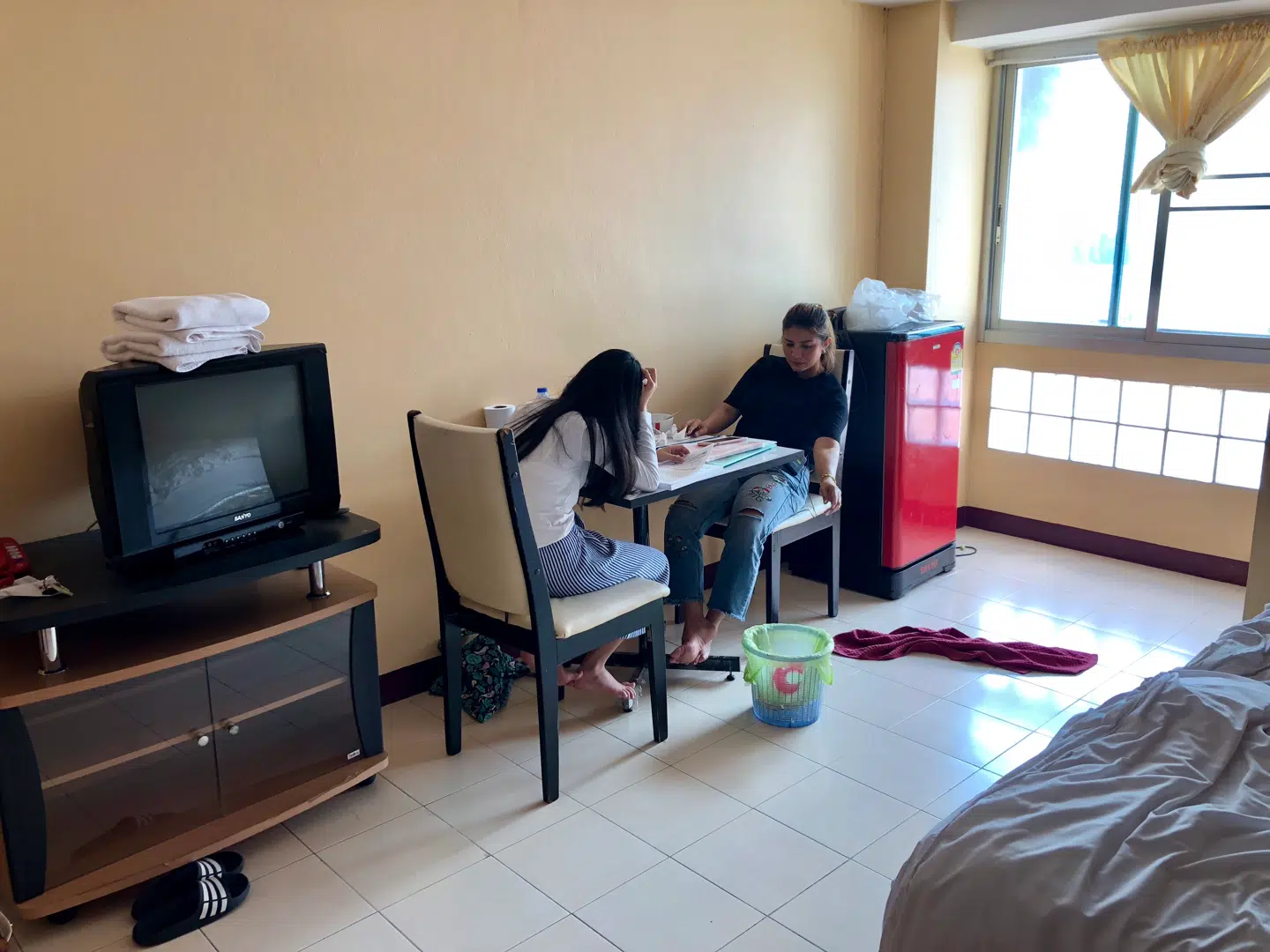 De seneste to uger har de boet på et værelse med en seng, et bord, et skab, et tv og et køleskab i hjørnet.