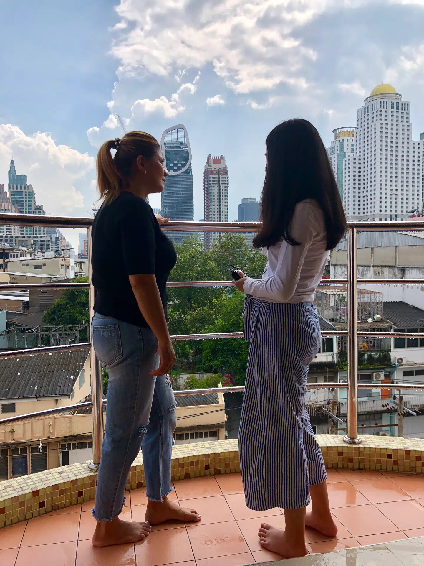 Mint uden for værelset, lige efter hun har svaret på spørgsmål fra B.T.s følgere. Hun har ikke mistet håbet om at kommme tilbage til Danmark.