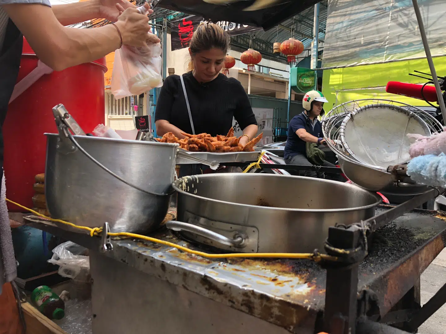 Mints mor, Ratree, køber kylling med hjem til aftensmad på værelset.