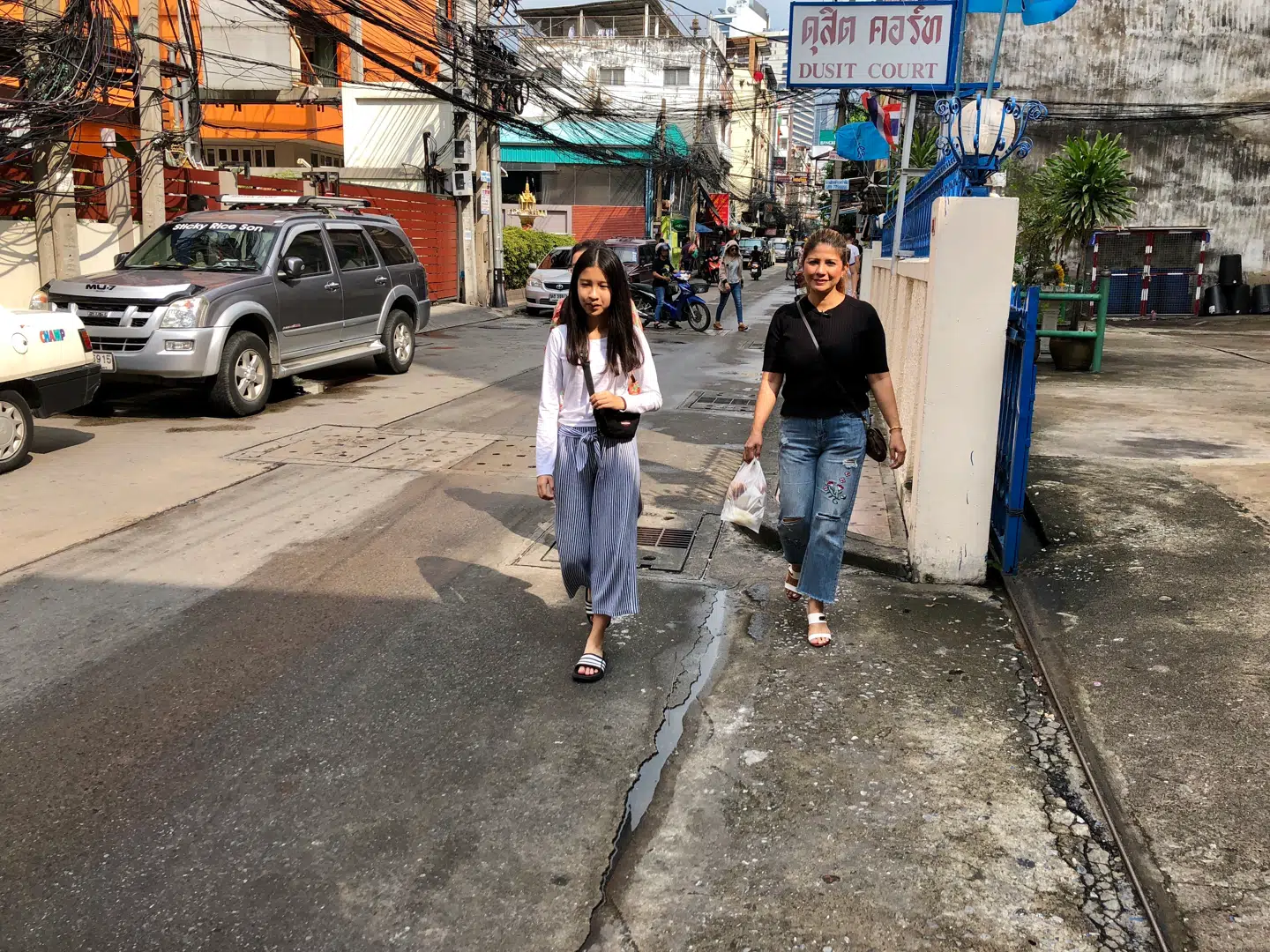 Mint og hendes mor følges alle steder hen. Nu er de på vej ned for at købe mad.