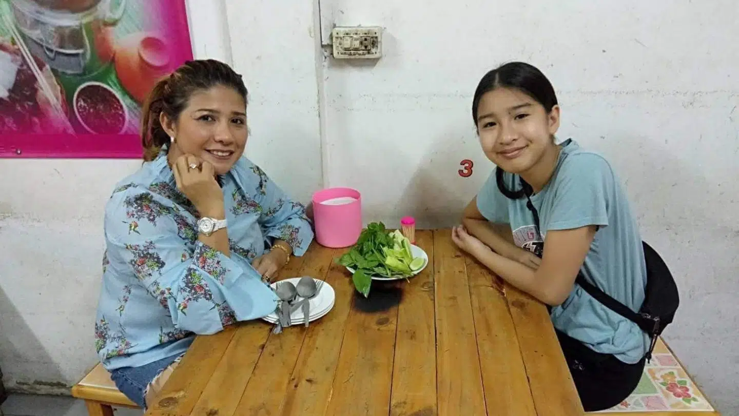 13-årige Mint (th.) og hendes mor, Ratre Thøgersen, landede i Bangkok i Thailand natten til tirsdag dansk tid. Her er de ude for at få lidt mad efter at have sovet nogle timer.