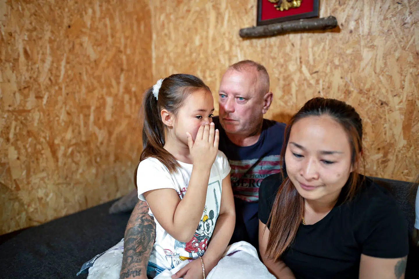 Efter nogle minutters videoopkald med Baem kan Lars ikke holde det ud længere og er nødt til at gå ud og trække frisk luft.