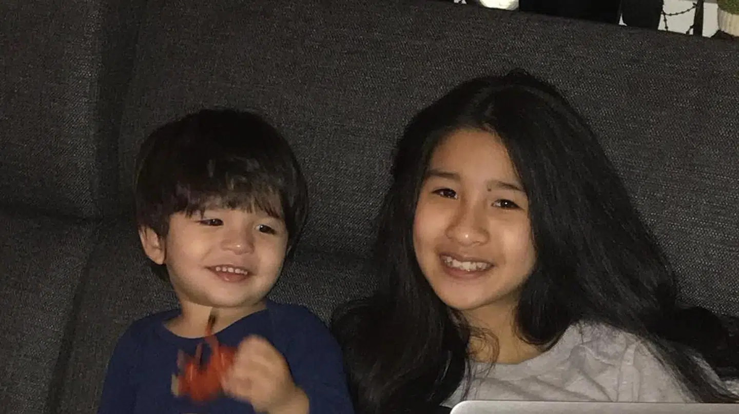 Her ses 13-årige Mint med sin lillebror, Malick på tre år.